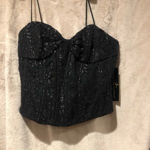 Great top!🍾 fun lace cut down